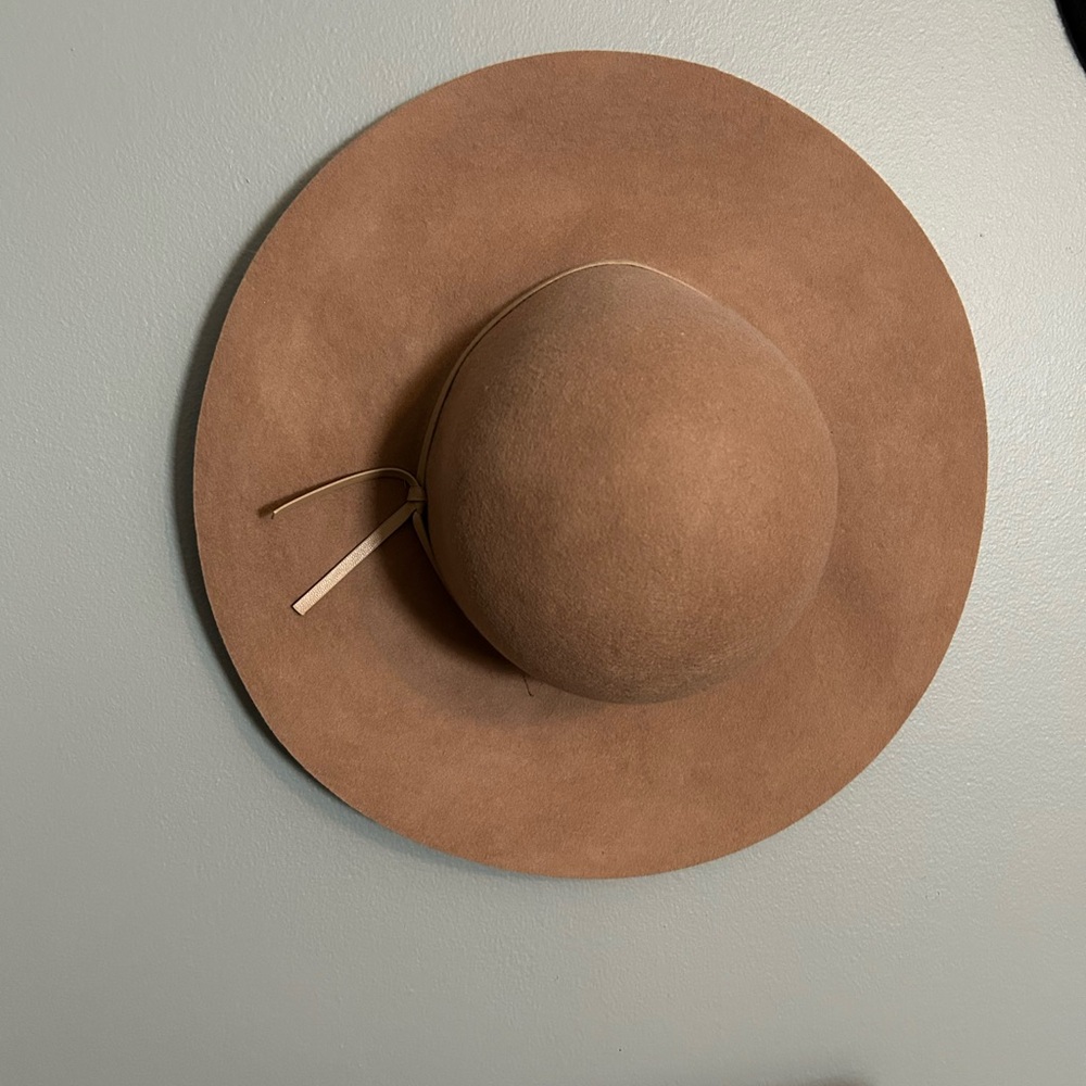 Women’s brown hat